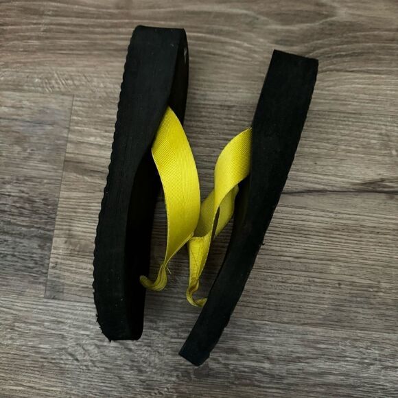 Unbranded Yellow Flip Flops Size 6 - Picture 4 of 5